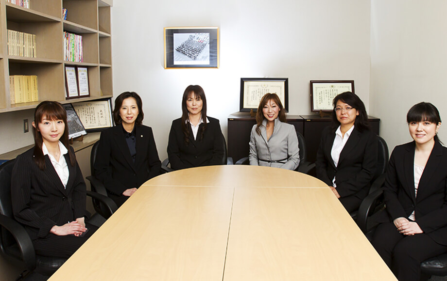 女性相談員、探偵