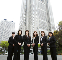 女性相談員、探偵