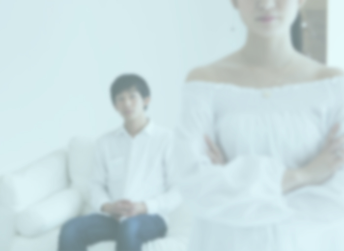 憤慨している女性