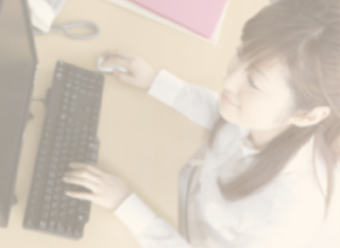仕事でブログを書いている女性
